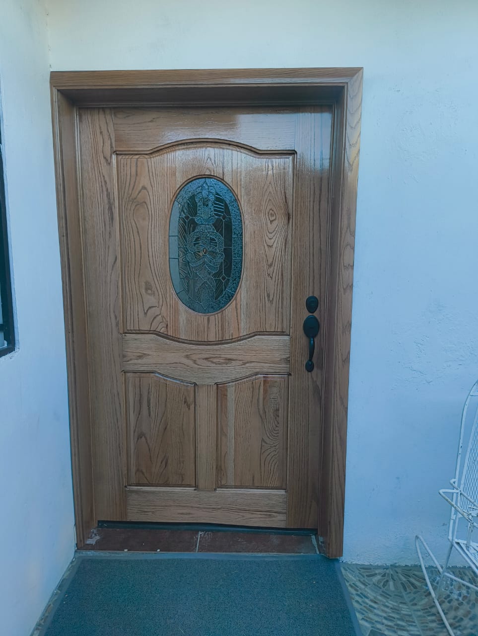 Vitral artesanal en puerta — diseño geométrico